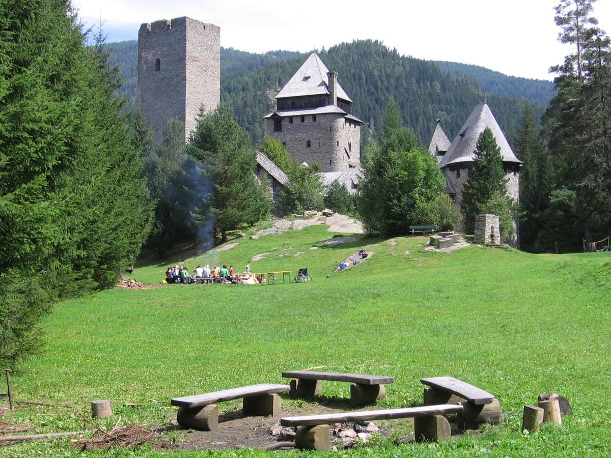 Burg Finstergrun Hostel Ramingstein Exterior photo
